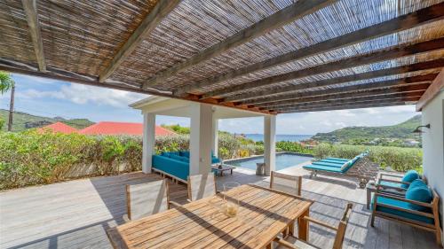 A Caribbean Gem With Stunning Hill and Ocean View in Saint-Jean
