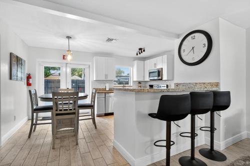 Heated Pool Home - Mini Golf & Soccer & Firepit in Emerald Hills