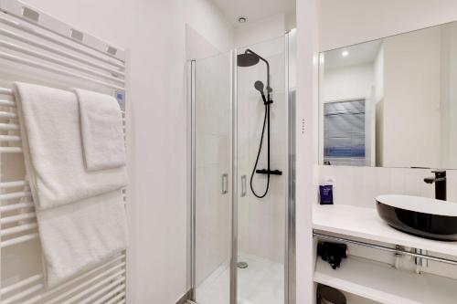 Modern apartment -2BR/6P- Oberkampf/République - image 7