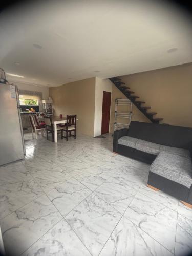Alquilo casa por día a 10 cuadras del mar zona sur , 2 habitaciones cocina comedor baño entrada para auto , parrilla, para 6 personas