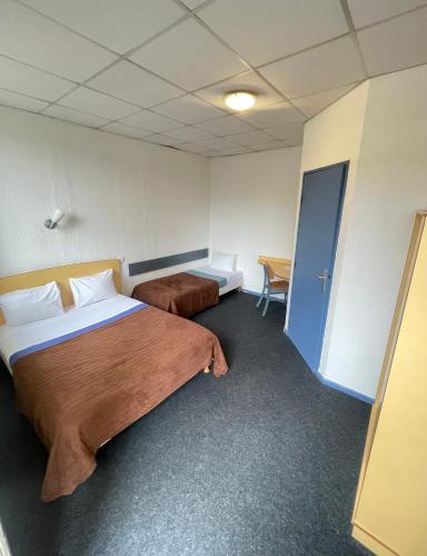 1 double bed, 1 twin bed