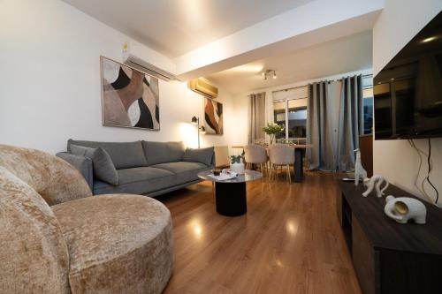 2 bedroom flat in center – khách sạn tại Lykabittos