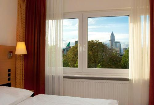 Favored Hotel Plaza - main image