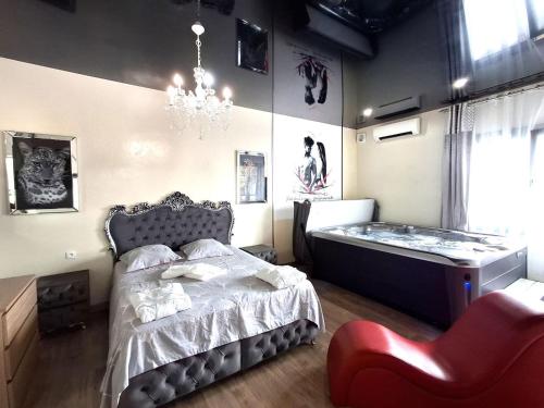 Bed, La discrete romantique, appartement avec jacuzzi in Charavines