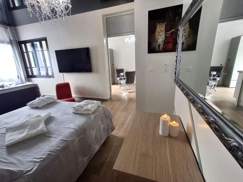 La discrete romantique, appartement avec jacuzzi in Charavines