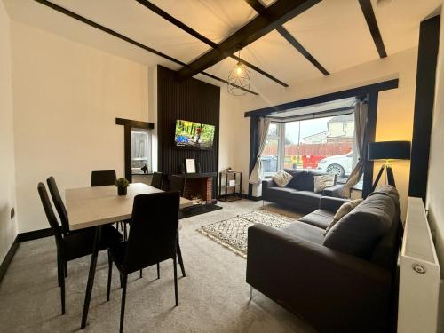 Elegant 4-Bedroom Getaway - Parking for 4 cars, Birmingham