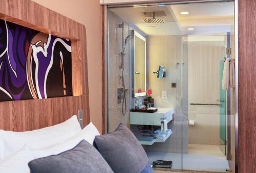 Executive Deluxe Twin Room with Lounge Access image 6