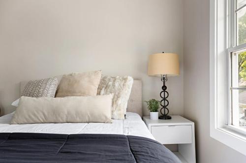 Cute and Quaint on Carrollton-Family Friendly Home - image 4