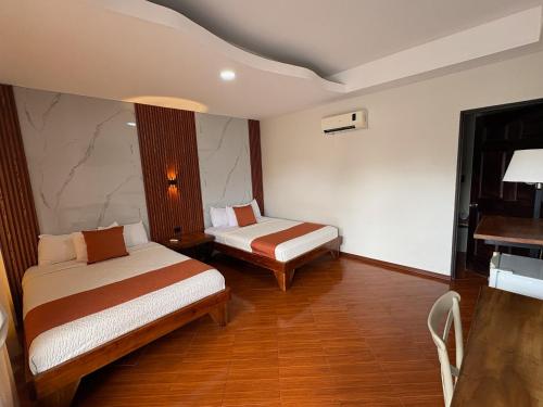 3 double beds, 1 twin bed