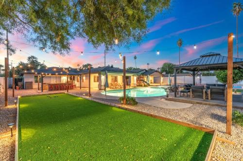 Heated Pool Pickleball Mini Putt Gym Sleeps 24 in North Phoenix