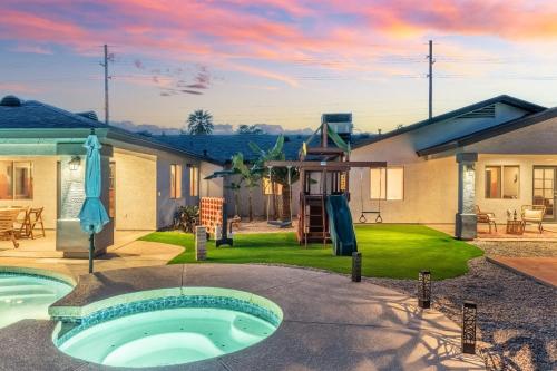 Heated Pool Pickleball Mini Putt Gym Sleeps 24 in North Phoenix