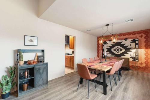 Heated Pool Pickleball Mini Putt Gym Sleeps 24 in North Phoenix