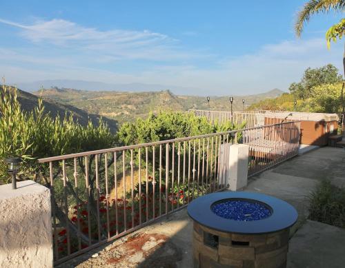 Quiet Hilltop Home With Stunning Hill Top And Valley Views – khách sạn tại Hidden Meadows