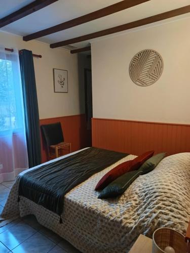1 double bed, 1 twin bed, 2 bunk beds