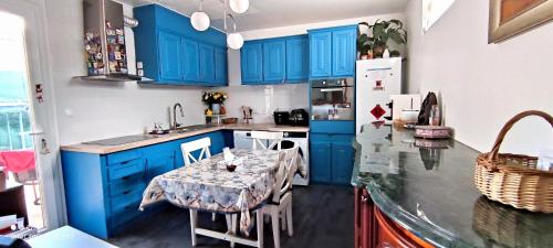 кухня, Agréable Maison en centre de ville (Agreable Maison en centre de ville) in Анхьєн-ле-Бен