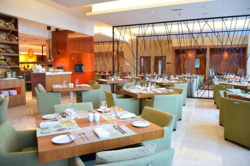 Restaurant, Yas Plaza Marina By IHG in Yas Island