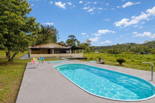 Casa com Piscina e Churrasqueira em Juquiazinho in ジャルジン アンジェラ