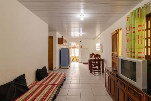 共用ラウンジ/TVエリア, Casa com Piscina e Churrasqueira em Juquiazinho in ジャルジン アンジェラ