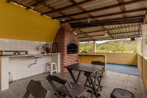 Casa com Piscina e Churrasqueira em Juquiazinho in ジャルジン アンジェラ