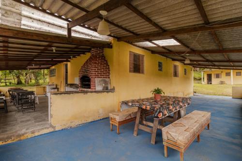 Casa com Piscina e Churrasqueira em Juquiazinho in ジャルジン アンジェラ