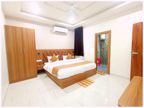 A Premium Hotel Shree P S Palace - Luxury Family Rooms with Every Facility Availability - near all m - Vrindavan