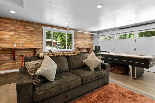 Peaceful Pines Panorama - Nestled in an upscale neighborhood! Recently remodeled, new appliances! in Big Bear Lake, USA
