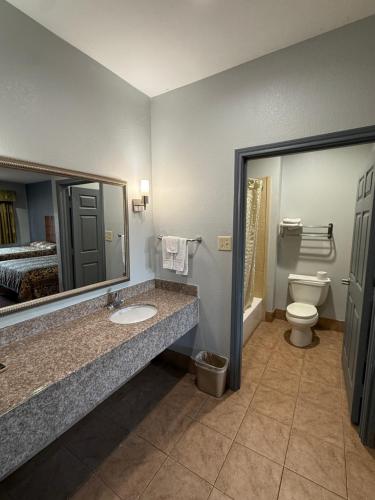 Budget Host Inn Stafford - Houston - image 8