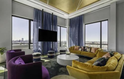 ห้องส่วนกลางสำหรับนั่งเล่น/ดูทีวี, Hyatus Designer Residences Somerville in ซอเมอร์วิล (MA)