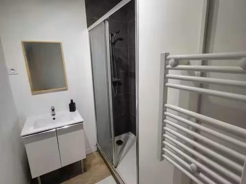 Private Room - Shared Apartment Mérignac Tram A-V1-3 (Private Room - Shared Apartment Merignac Tram A-V1-3) in 梅里尼亞克