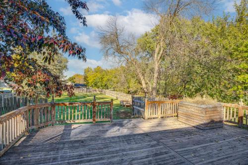 Angler's Retreat 1 Block to Lake Winneconne