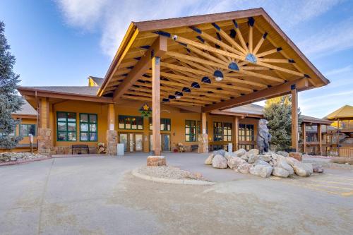 The Inn at Silver Creek Resort Retreat with Balcony! in Granby, USA