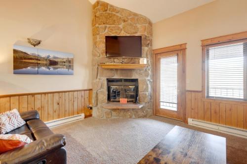 The Inn at Silver Creek Resort Retreat with Balcony! in Granby, USA