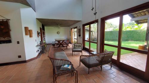 Spacious house with pool - 100m from the sea in Guaeca in Praia Do Guaeca