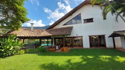 Spacious house with pool - 100m from the sea in Guaeca in Praia Do Guaeca