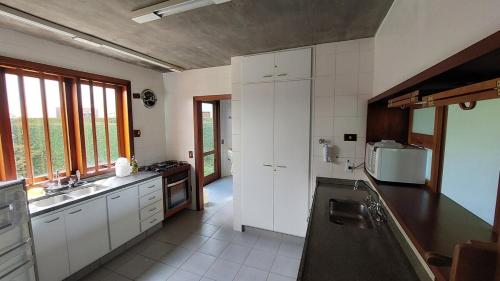 Spacious house with pool - 100m from the sea in Guaeca in Praia Do Guaeca