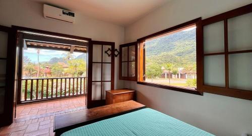 Spacious house with pool - 100m from the sea in Guaeca in Praia Do Guaeca