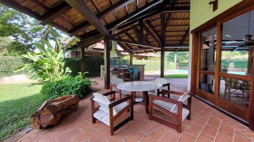 Spacious house with pool - 100m from the sea in Guaeca in Praia Do Guaeca