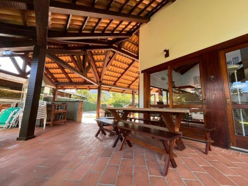 Spacious house with pool - 100m from the sea in Guaeca in Praia Do Guaeca