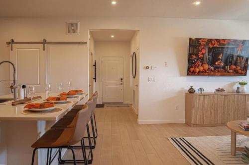 Brand New, Cozy & Modern Condo - Dogs Welcome in Lone Tree (CO)