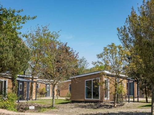 Chalet in Vrouwenpolder near Banjaard Beach – khách sạn tại Vrouwenpolder