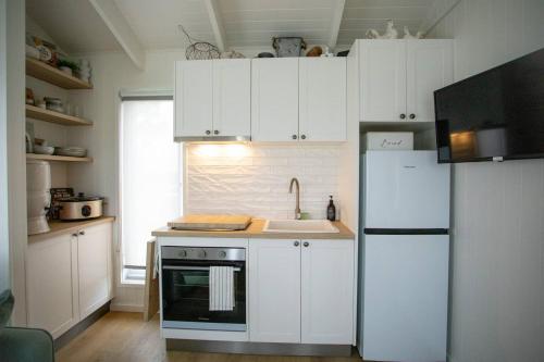 Gumnut Cottage Gippsland - Tiny Eco Stay w King Bed & Mountain Views in Heyfield