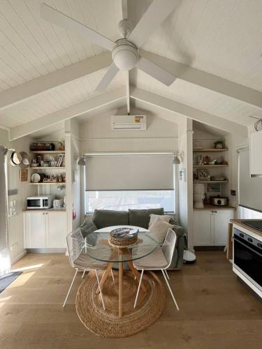Gumnut Cottage Gippsland - Tiny Eco Stay w King Bed & Mountain Views in Heyfield