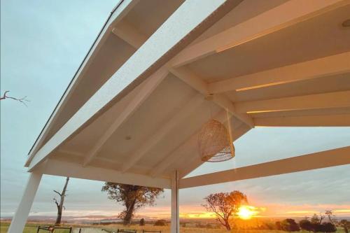 Gumnut Cottage Gippsland - Tiny Eco Stay w King Bed & Mountain Views in Heyfield