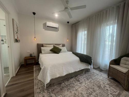 Wildflower Quarters - Boutique Hotel-Style King Countryside Suite in Heyfield
