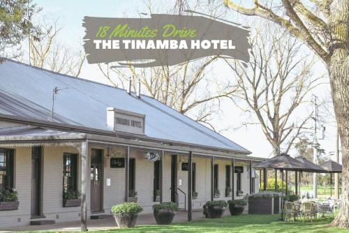 Wildflower Quarters - Boutique Hotel-Style King Countryside Suite in Heyfield