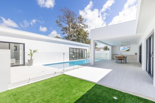 57 Tomaree Road House - Pool, Air-con, Wi-fi, Boat Parking – khách sạn tại Vịnh Shoal