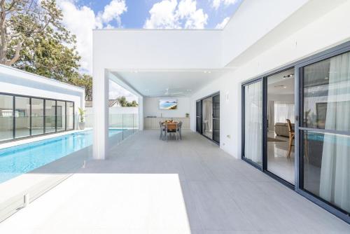 57 Tomaree Road House - Pool Air-con Wi-fi Boat Parking - image 3