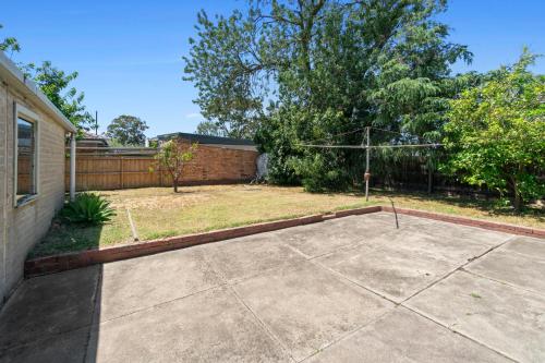 Gorgeous 3BR 1.5Bath AC in Every BR ｜ brick house in Oakleigh