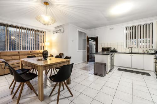 Létesítmények, Gorgeous 3BR 1.5Bath AC in Every BR ｜ brick house in Oakleigh