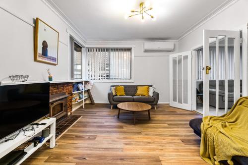 Közös társalgó / TV, Gorgeous 3BR 1.5Bath AC in Every BR ｜ brick house in Oakleigh